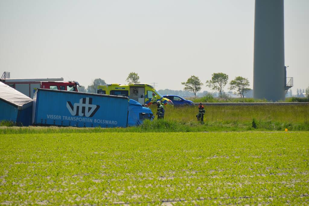 Vrachtwagencombinatie in sloot