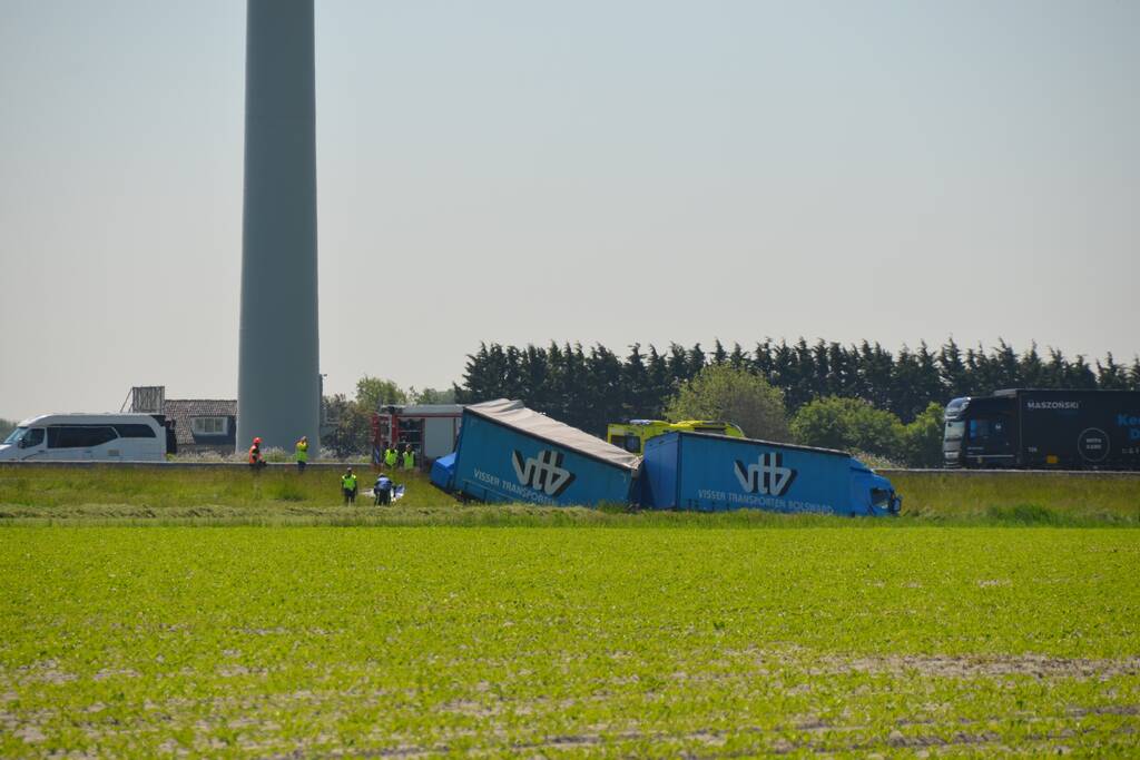 Vrachtwagencombinatie in sloot