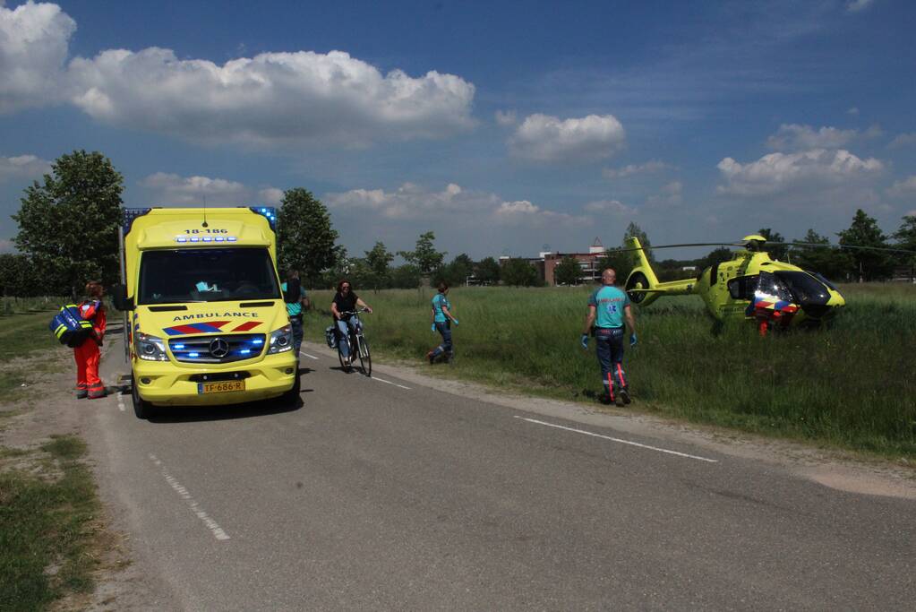 Motorrijder gelanceerd na botsing tegen auto