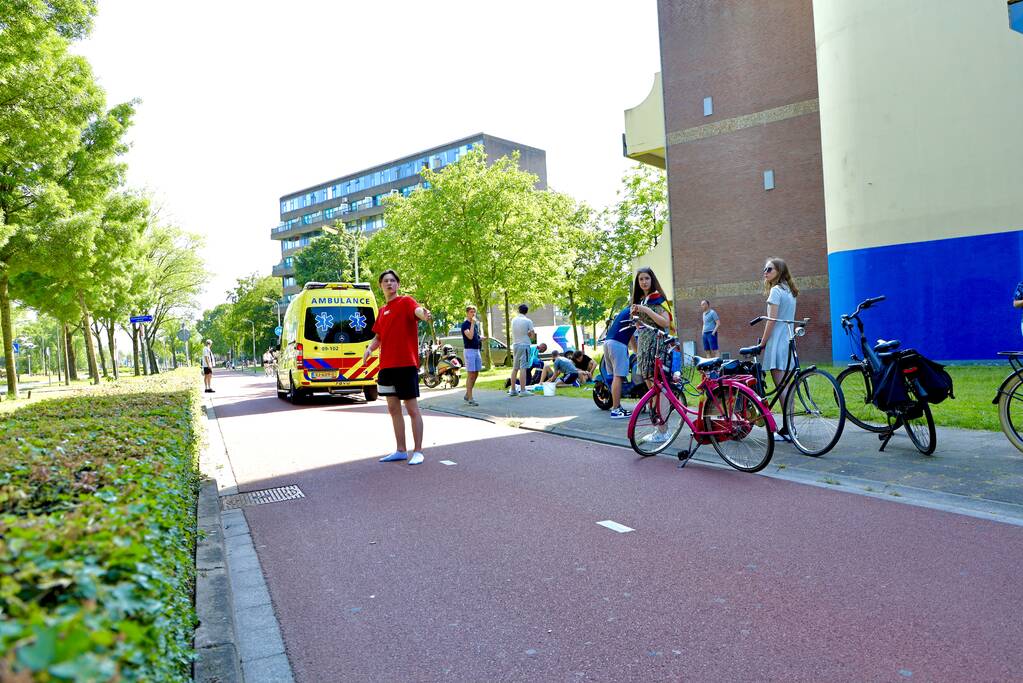 Scooterrijder botst op bakfiets met kinderen