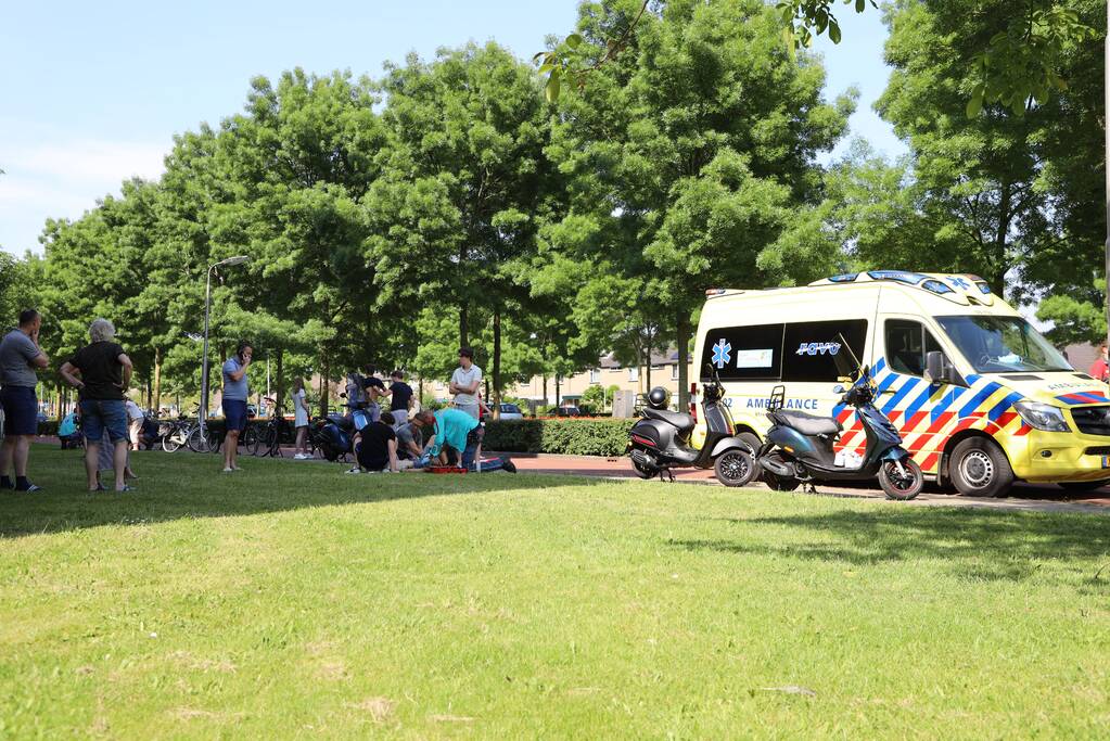 Scooterrijder botst op bakfiets met kinderen