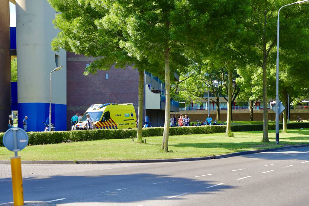 Scooterrijder botst op bakfiets met kinderen