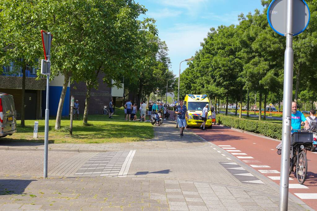Scooterrijder botst op bakfiets met kinderen
