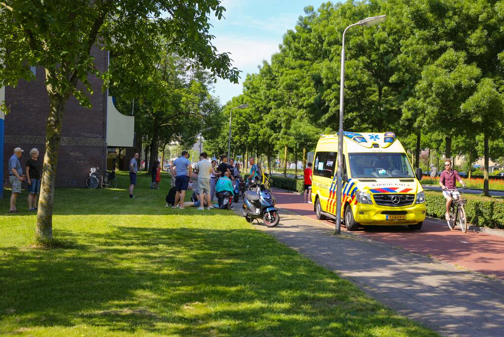 Scooterrijder botst op bakfiets met kinderen