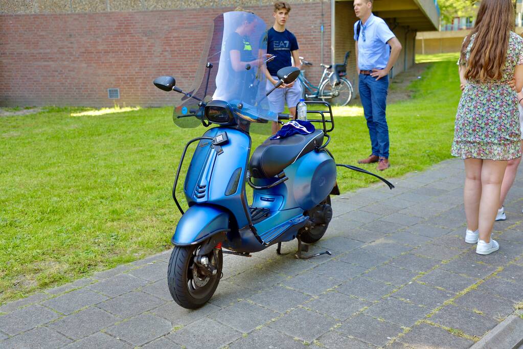 Scooterrijder botst op bakfiets met kinderen