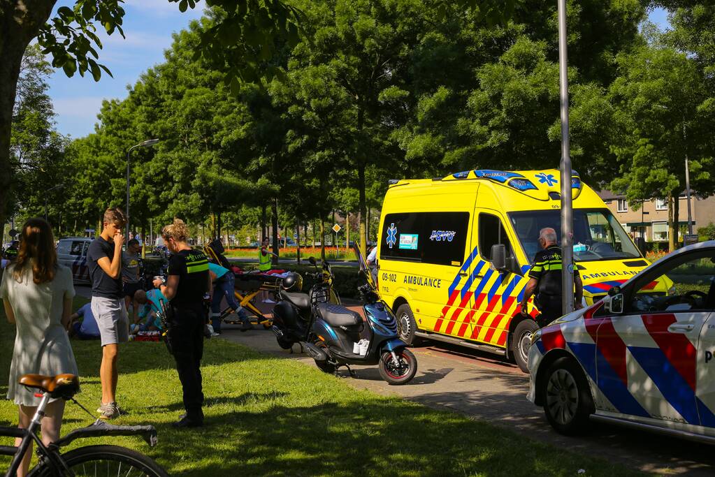 Scooterrijder botst op bakfiets met kinderen