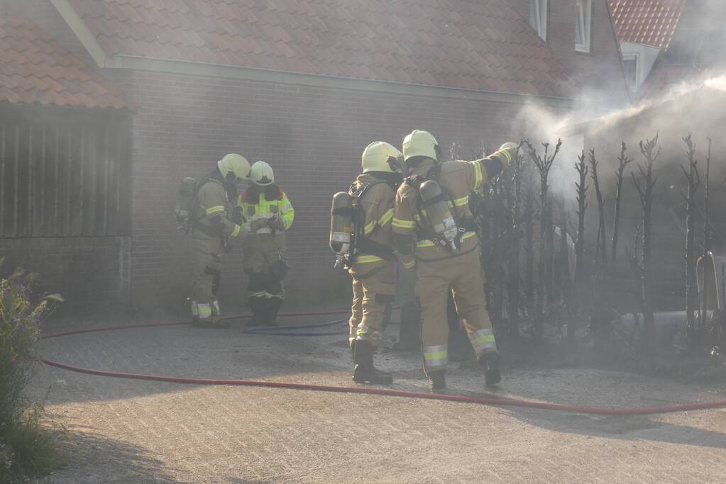 Schuur en conifeer verwoest door brand