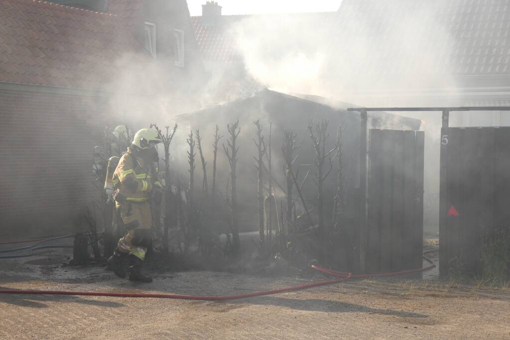 Schuur en conifeer verwoest door brand