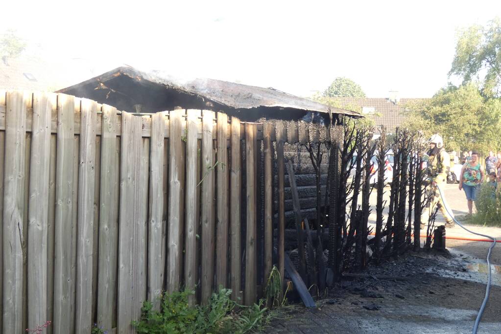 Schuur en conifeer verwoest door brand