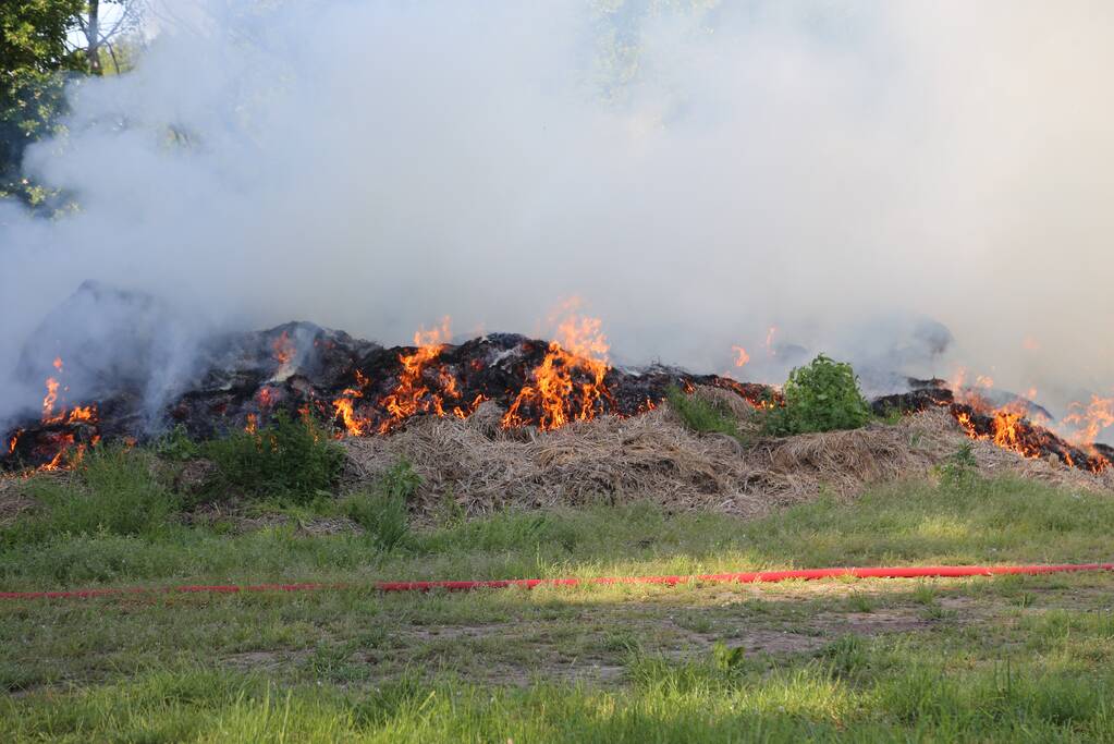 Veel rook door brand in berg gemaaid gras