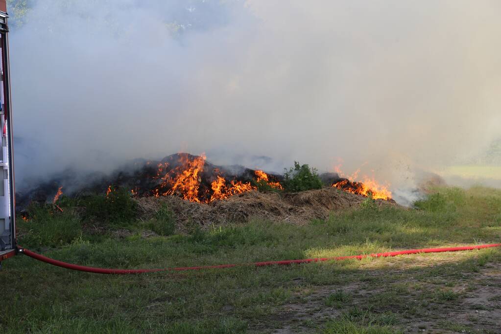 Veel rook door brand in berg gemaaid gras