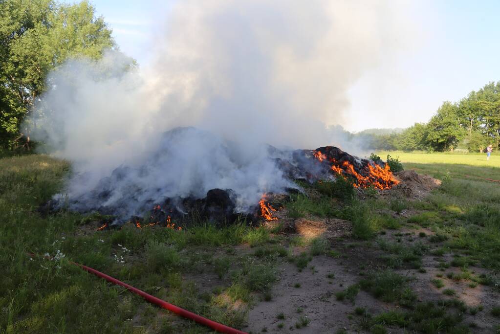 Veel rook door brand in berg gemaaid gras