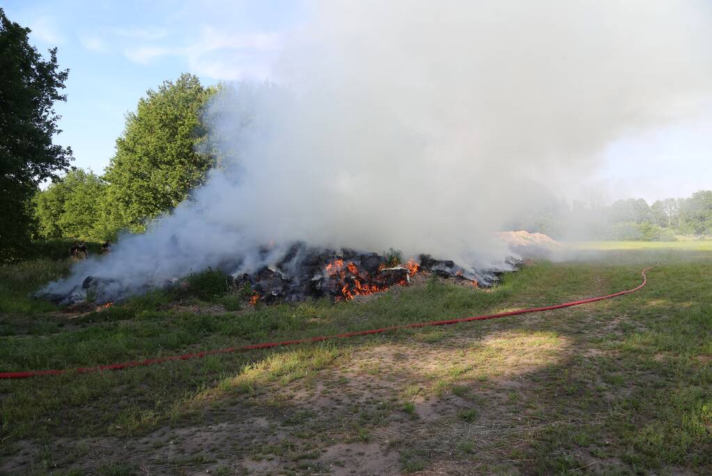 Veel rook door brand in berg gemaaid gras