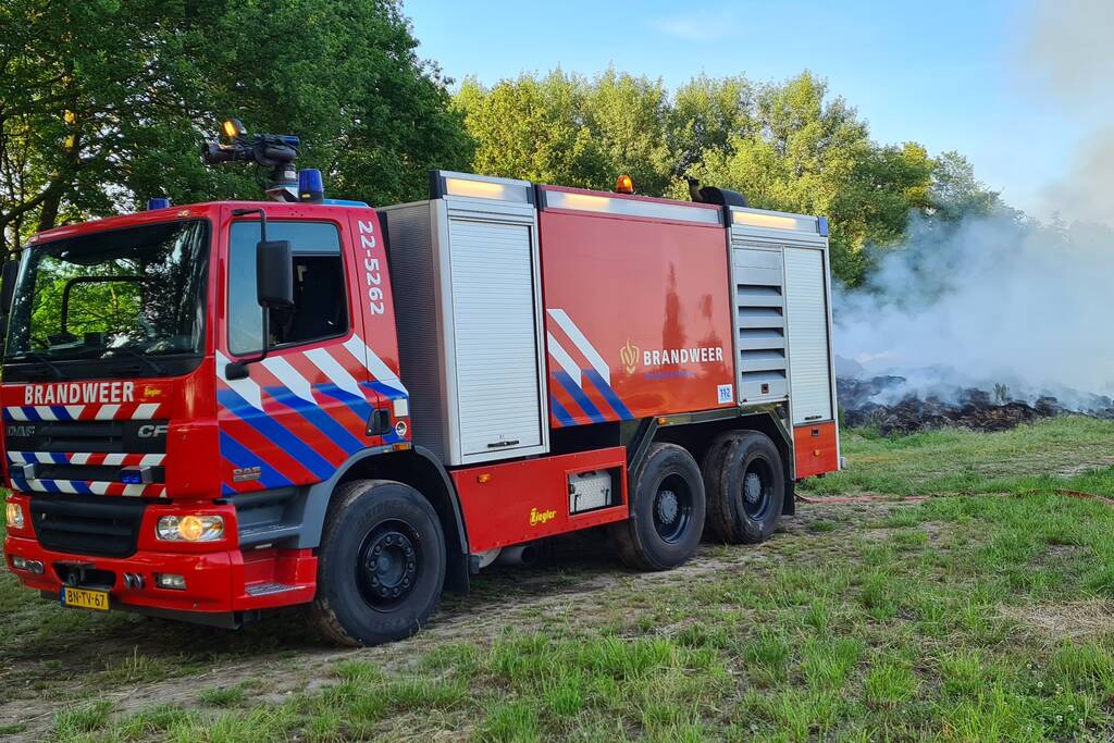 Veel rook door brand in berg gemaaid gras