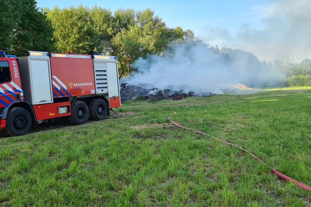 Veel rook door brand in berg gemaaid gras