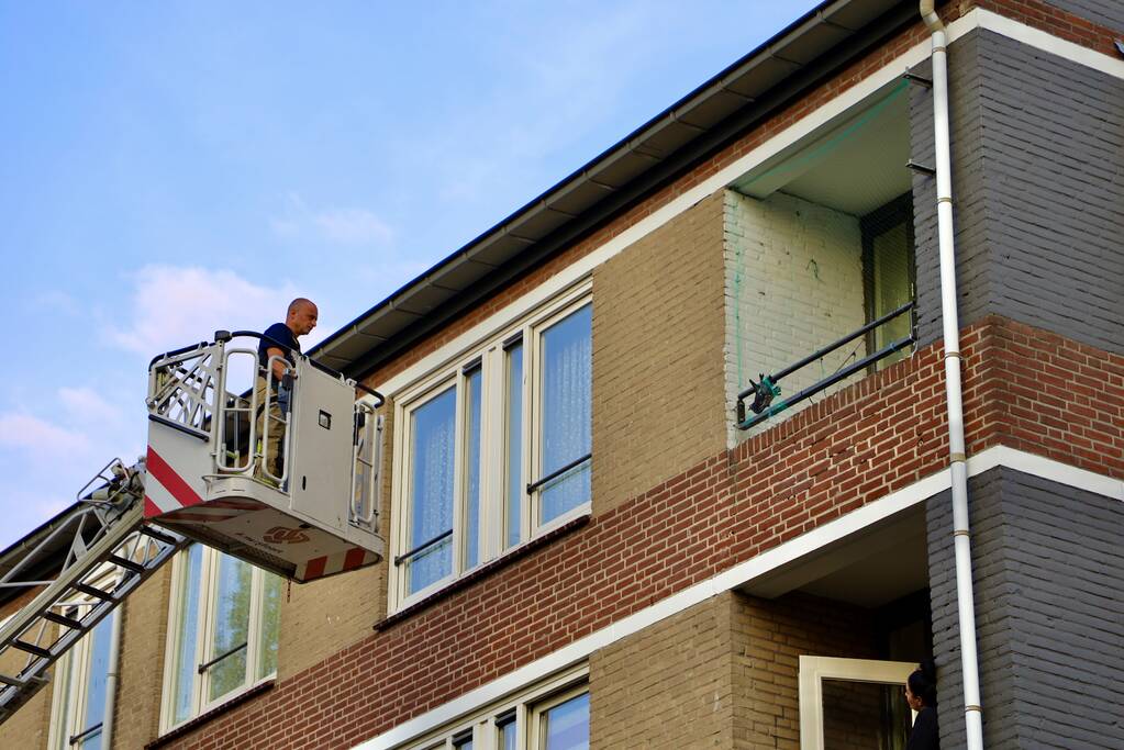 Brandweer haalt duif uit net