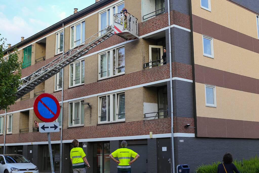 Brandweer haalt duif uit net