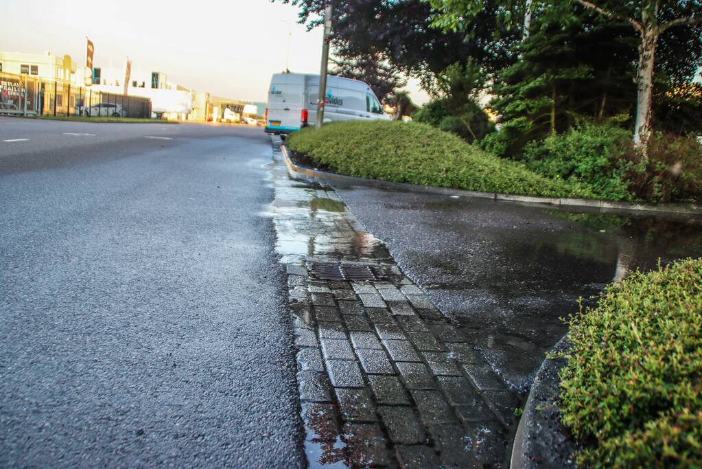 Waterlekkage op parkeerplaats van bedrijf