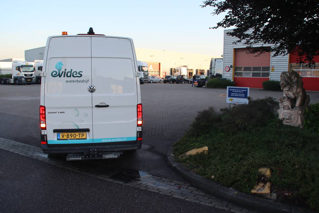 Waterlekkage op parkeerplaats van bedrijf