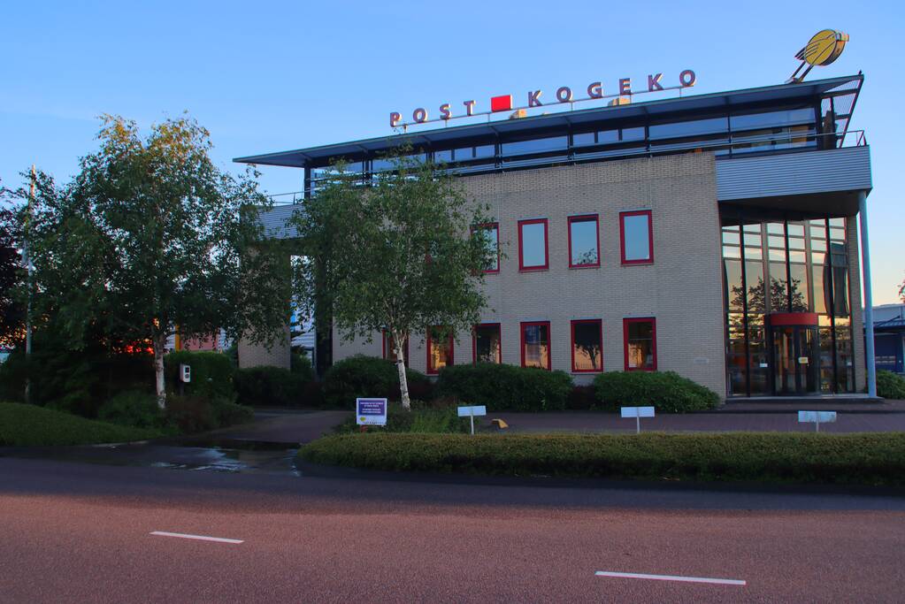 Waterlekkage op parkeerplaats van bedrijf