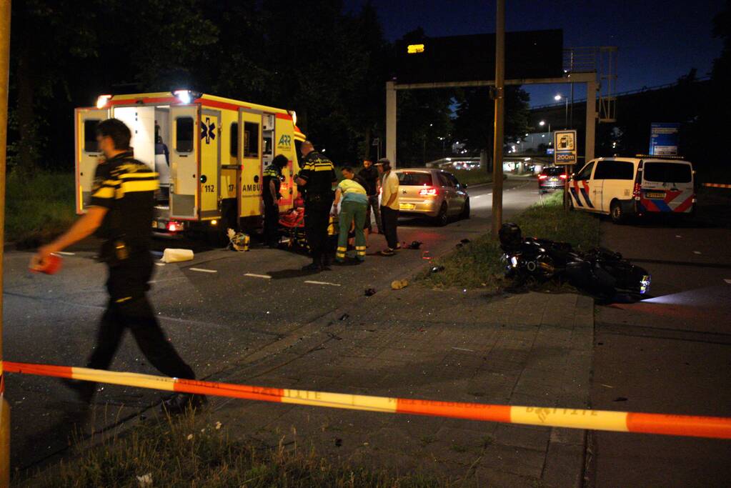 Motorrijder zwaargewond bij botsing met personenauto