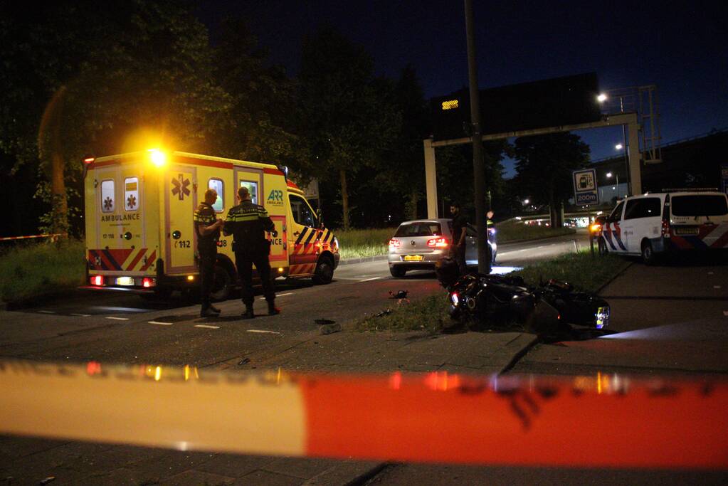 Motorrijder zwaargewond bij botsing met personenauto