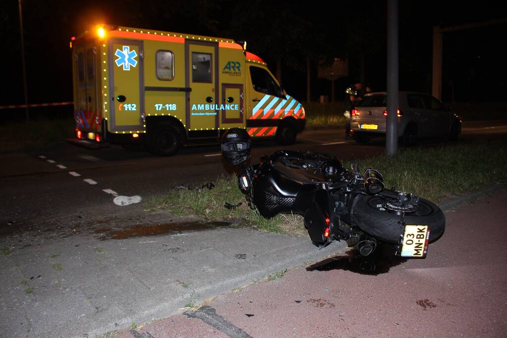 Motorrijder zwaargewond bij botsing met personenauto