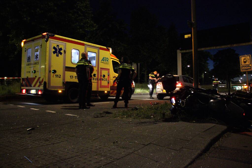 Motorrijder zwaargewond bij botsing met personenauto
