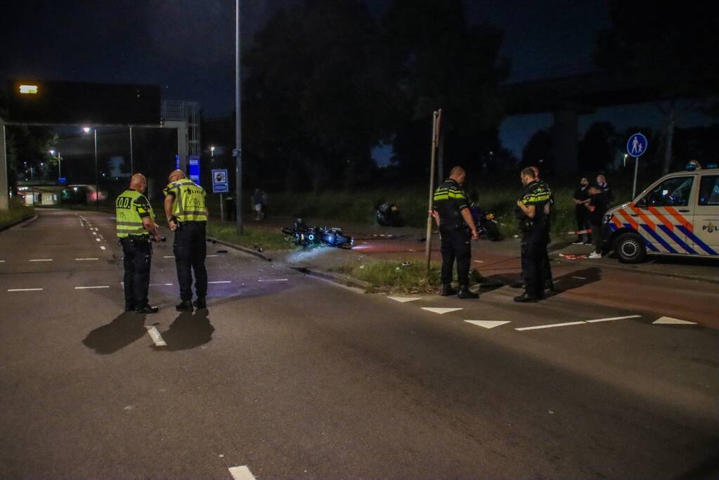 Motorrijder zwaargewond bij botsing met personenauto