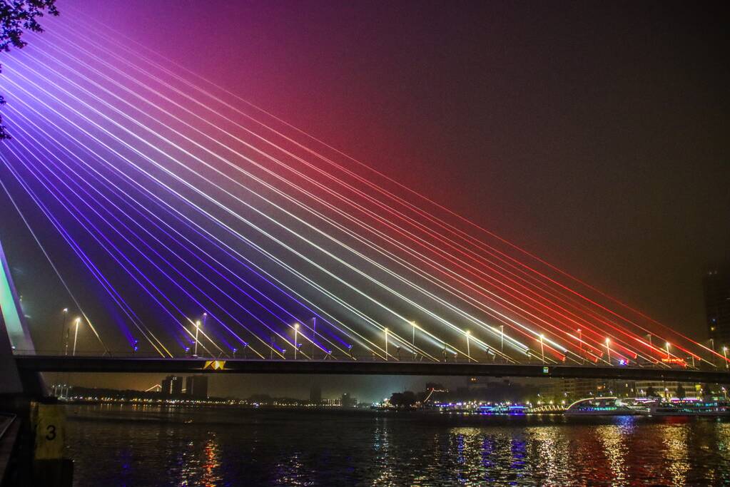 Erasmusbrug kleurt Hollands voor geslaagde leerlingen