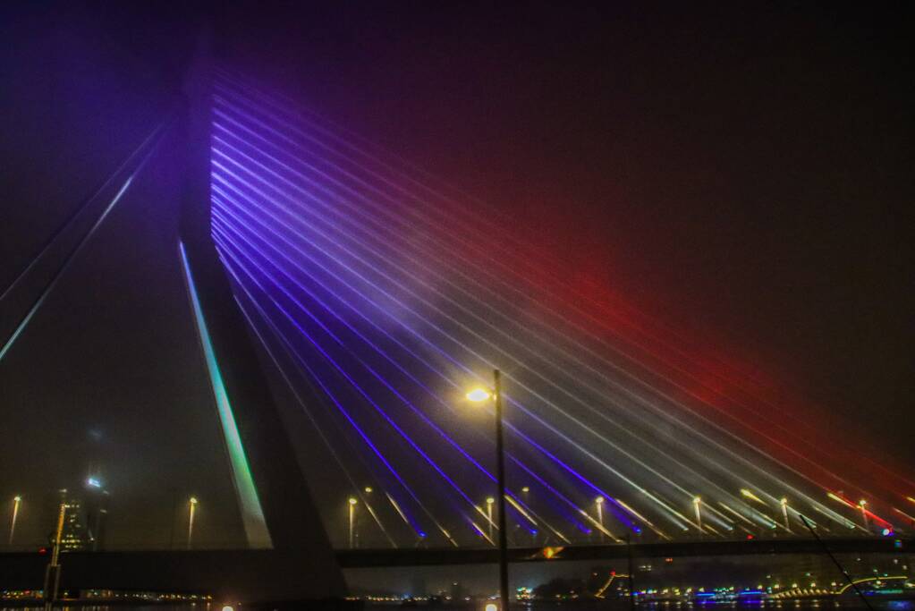 Erasmusbrug kleurt Hollands voor geslaagde leerlingen