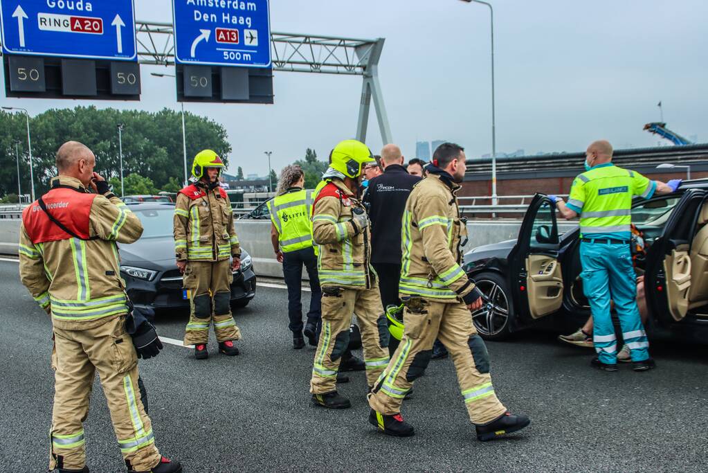 Snelweg dicht na aanrijding met vrachtwagen