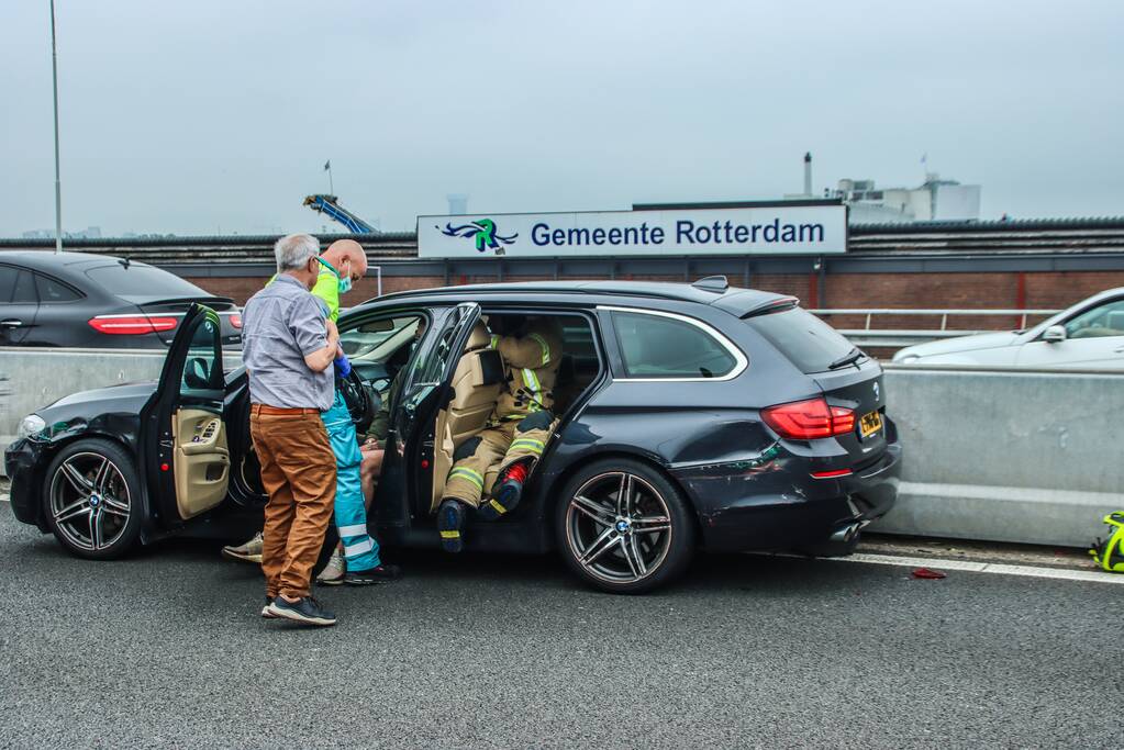 Snelweg dicht na aanrijding met vrachtwagen