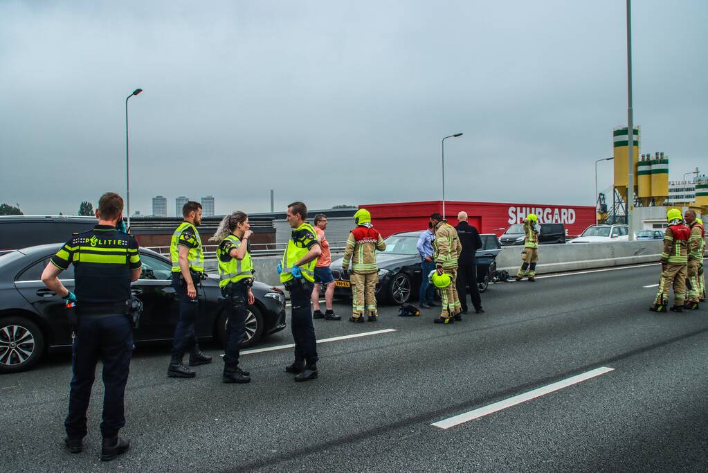 Snelweg dicht na aanrijding met vrachtwagen