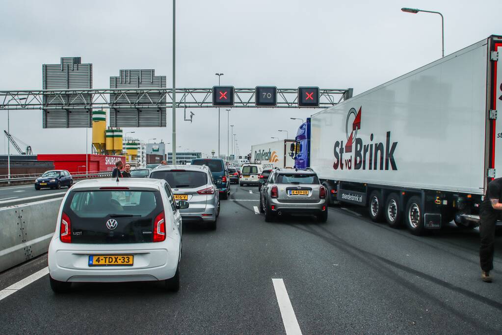Snelweg dicht na aanrijding met vrachtwagen