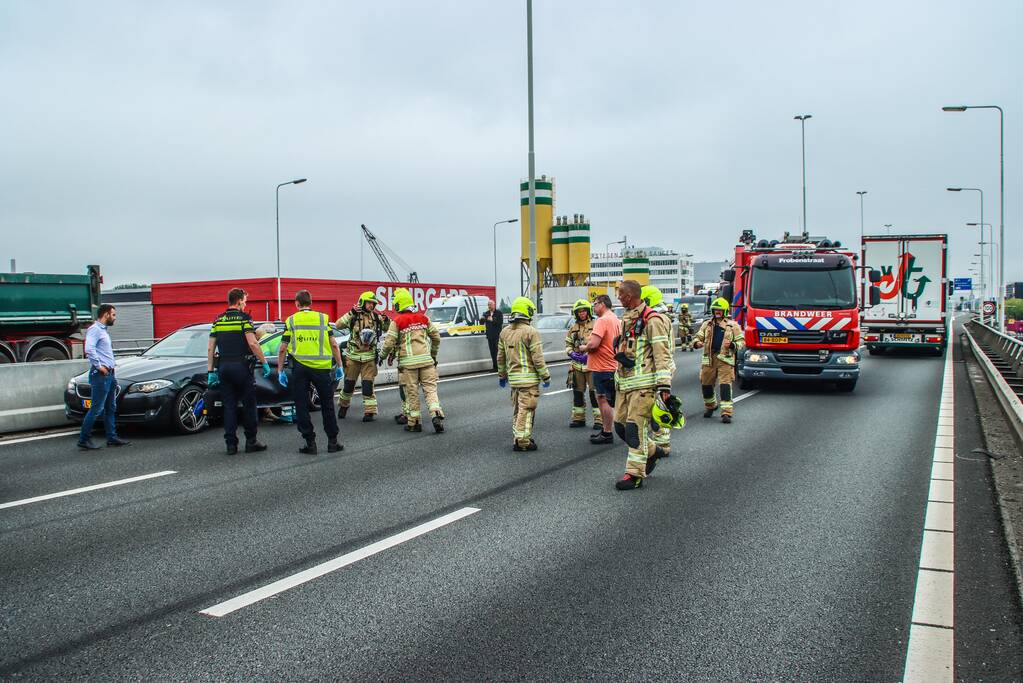 Snelweg dicht na aanrijding met vrachtwagen