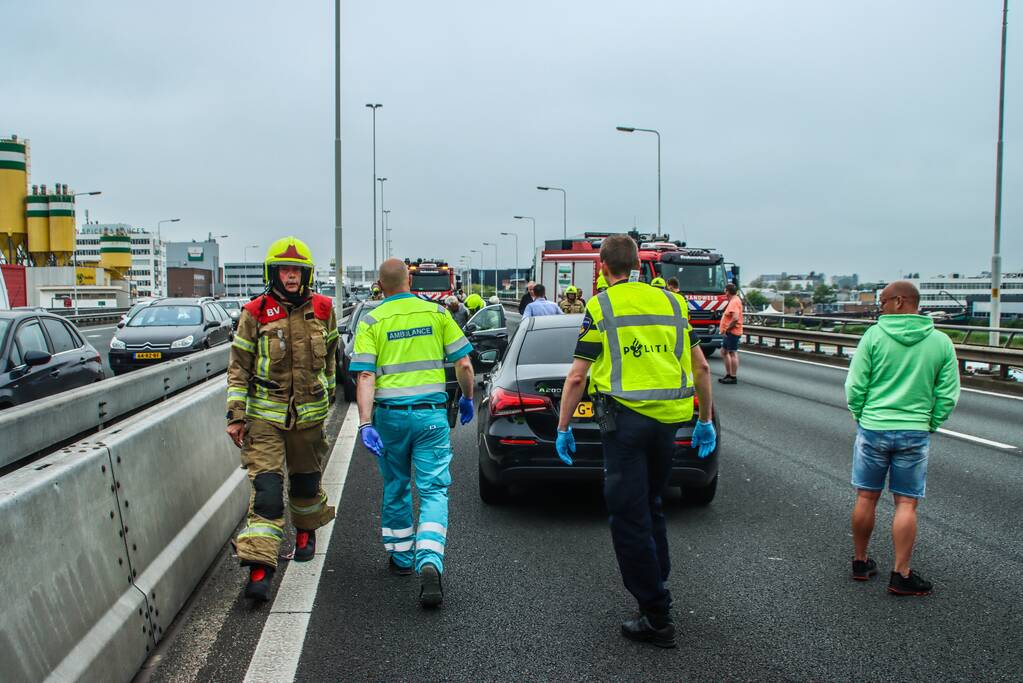 Snelweg dicht na aanrijding met vrachtwagen