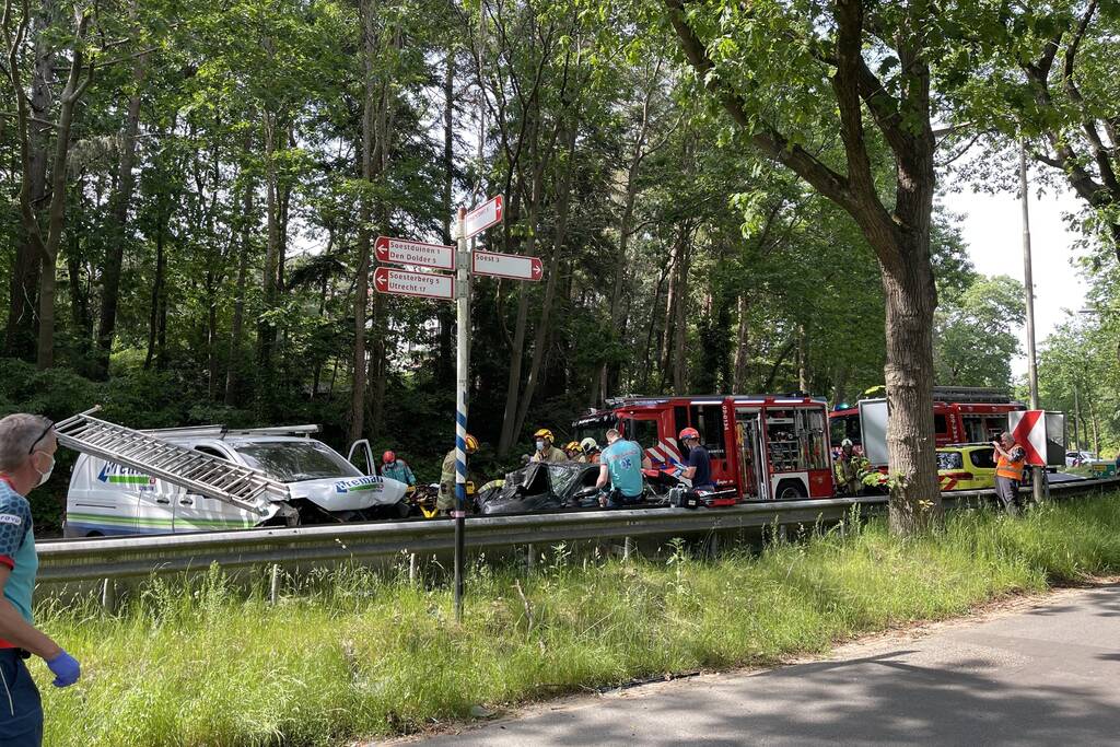 Persoon bekneld in voertuig na ernstig ongeval