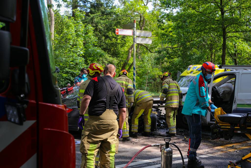 Persoon bekneld in voertuig na ernstig ongeval