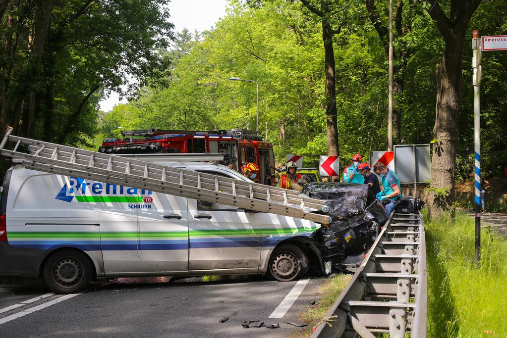 Persoon bekneld in voertuig na ernstig ongeval