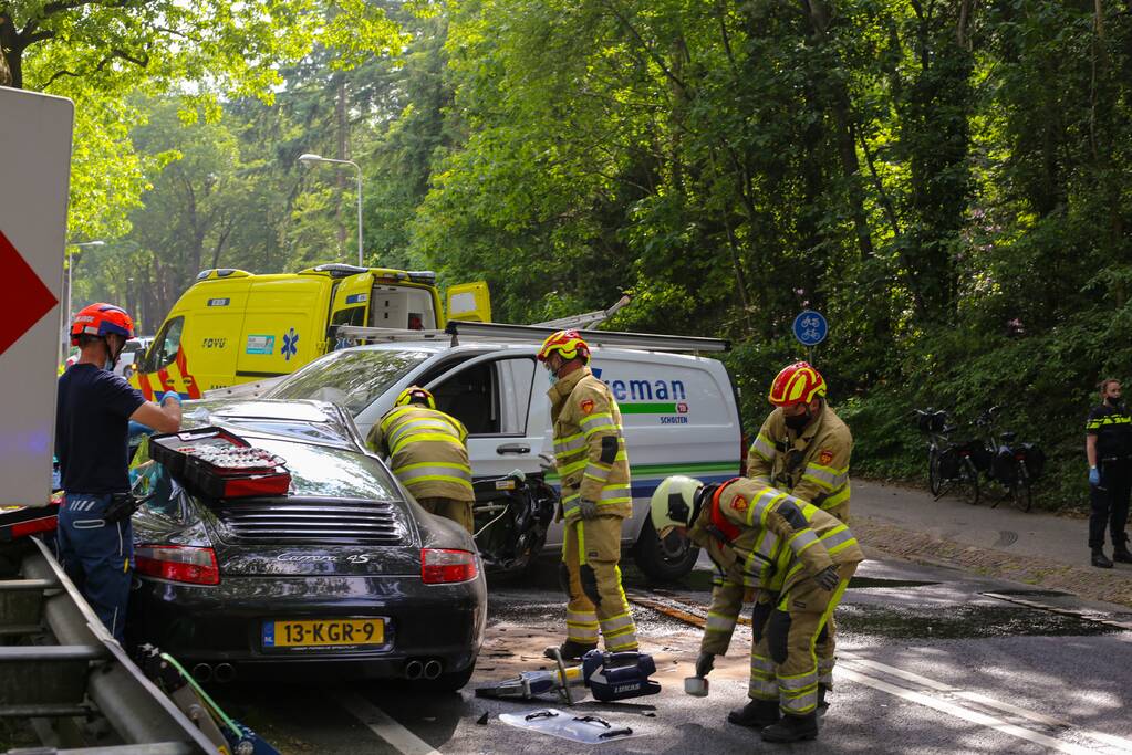 Persoon bekneld in voertuig na ernstig ongeval