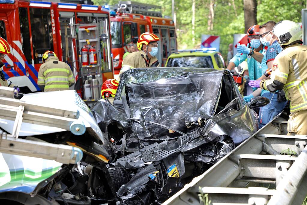 Persoon bekneld in voertuig na ernstig ongeval
