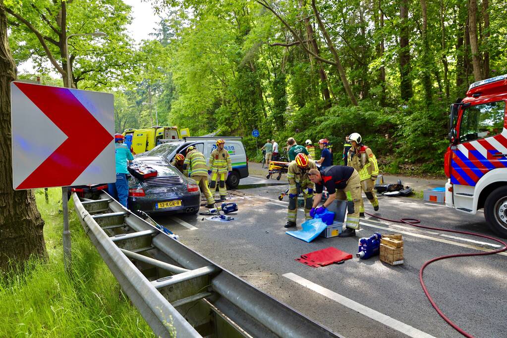 Persoon bekneld in voertuig na ernstig ongeval
