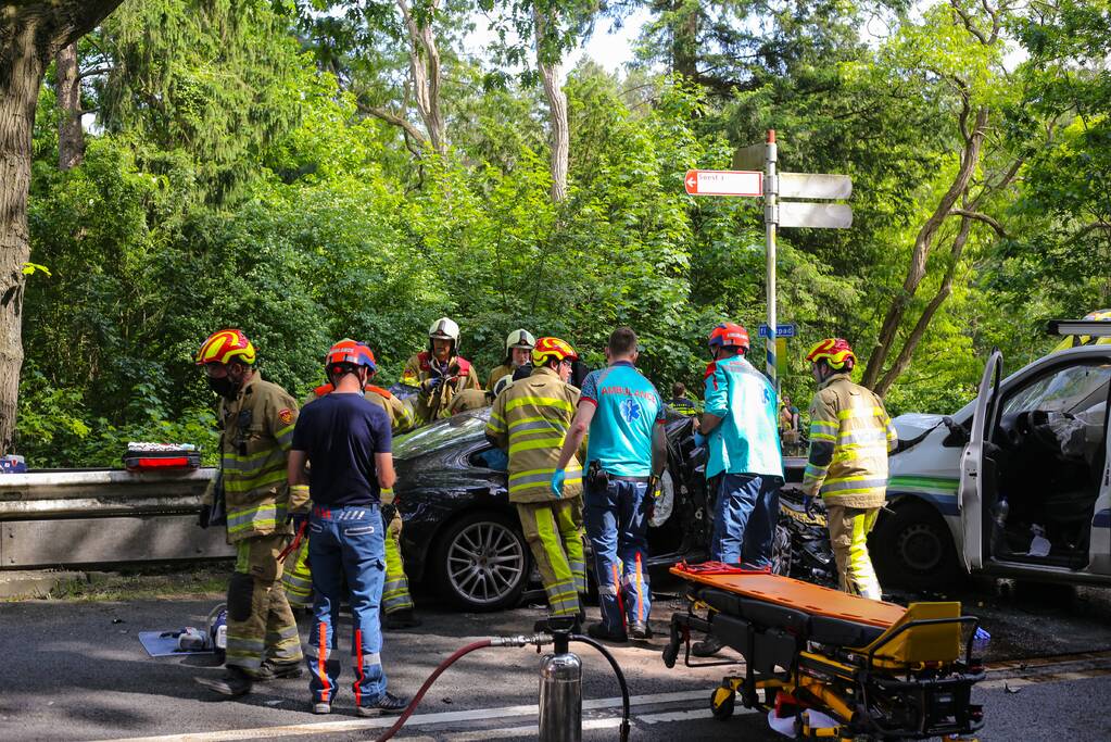 Persoon bekneld in voertuig na ernstig ongeval