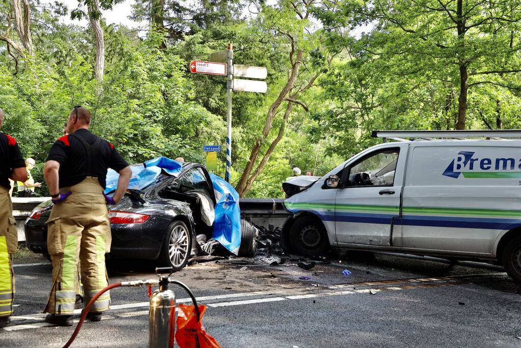 Persoon bekneld in voertuig na ernstig ongeval