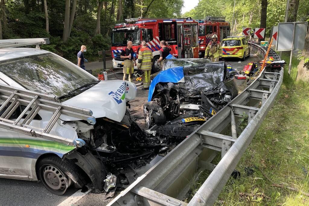 Persoon bekneld in voertuig na ernstig ongeval