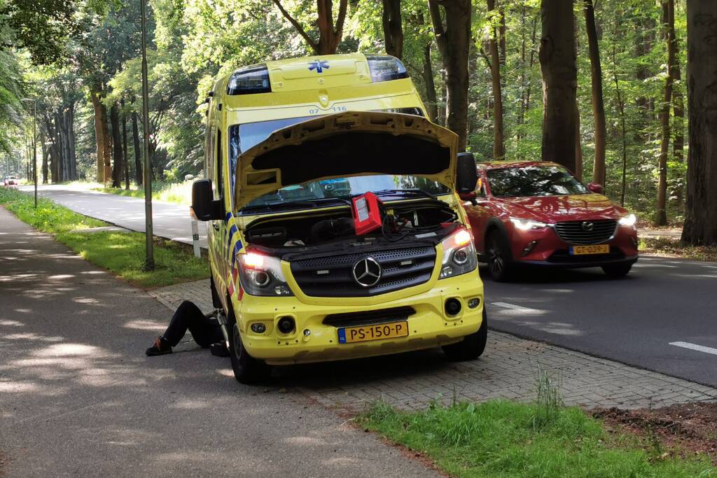 Ambulance krijgt pech tijdens spoedrit