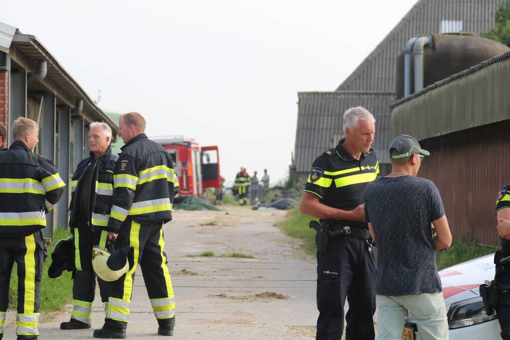Brandweer blust brand in loods van boerderij
