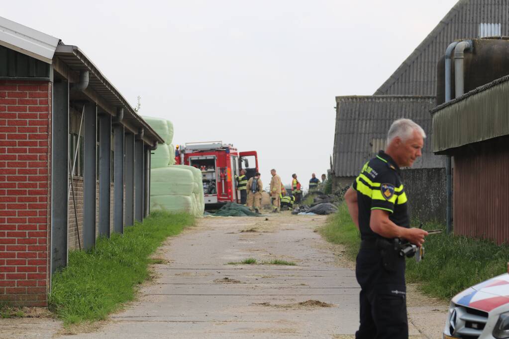 Brandweer blust brand in loods van boerderij