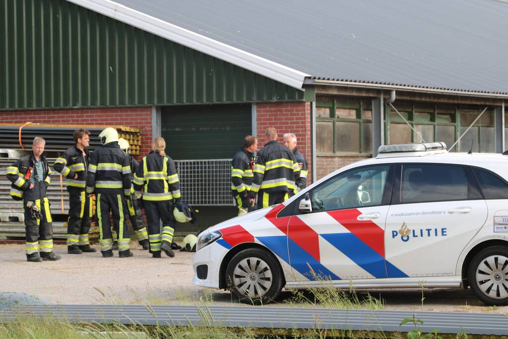 Brandweer blust brand in loods van boerderij